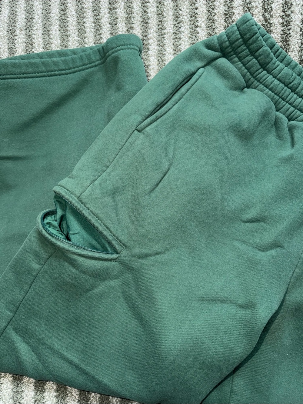 woman’s green Comfrt sweatpants - Picture 3 of 5